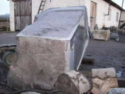 Muistomerkin noin 14 tn painava graniittinen jalusta on veistetty Kamennogorskissa (entinen Antrea).